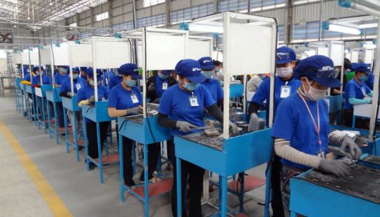 b2 workers at scwado factory assemble electronic products in the border town of poipet in banteay meanchey province 2013 supplied Doanh nghiệp Việt Nam có thể phát triển mô hình 5S hay không?